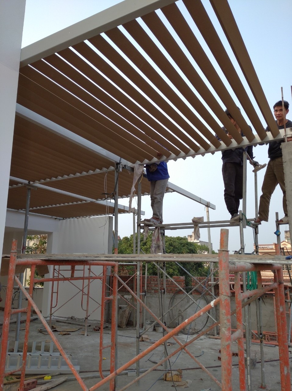 thi công lam sóng ngoài trời