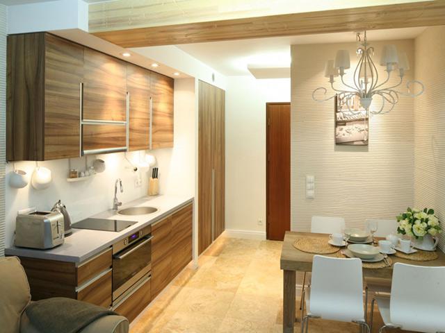 Thiết kế vách ngăn chia tách không gian bếp và nhà vệ sinh.